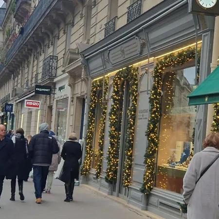 Stuning Place ,gare Montparnasse ,center ,front Of Metro *