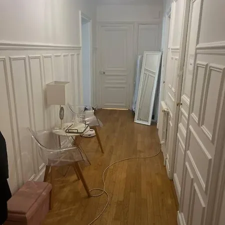 Guest Nearby Champs Elysees Apartment