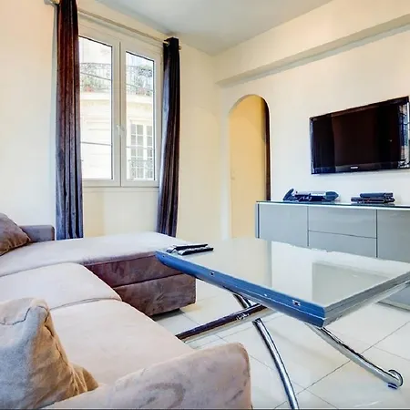 Notre Dame Bright Apartment *