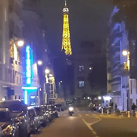 Pres De Tour Eiffel * Paris