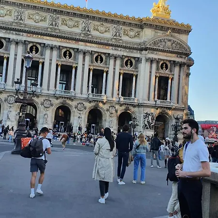 Stuning Place ,gare Montparnasse ,center ,front Of Metro Paris