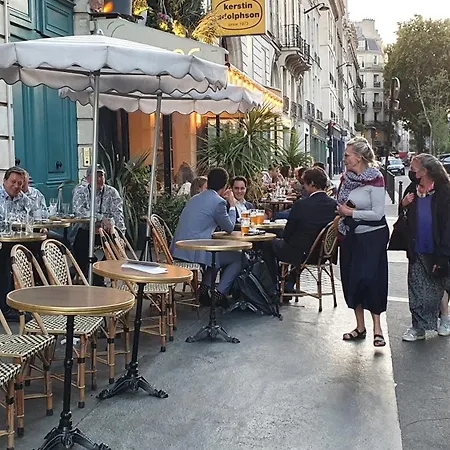 Stuning Place ,gare Montparnasse ,center ,front Of Metro Paris
