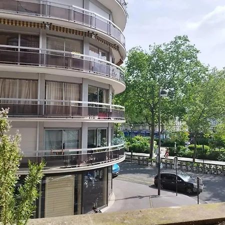 Avec Tres Grande Terrasse. Marais Paris