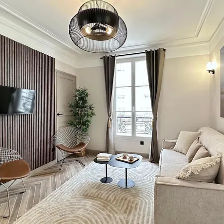 Charming With Eiffel Tower View Apartment