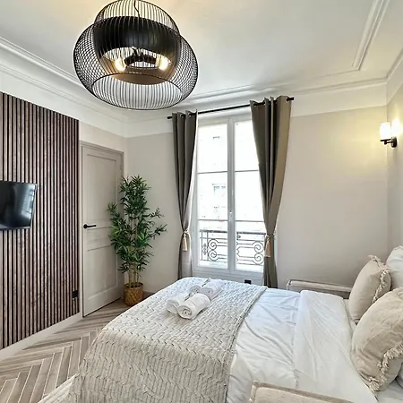 Charming With Eiffel Tower View Apartment