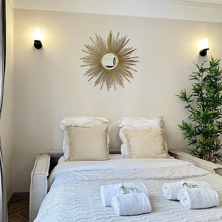 Charming With Eiffel Tower View *