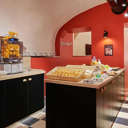 Ibis Styles Gare De L'est Magenta