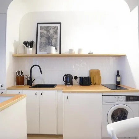 Comfortable And Ideally Located In 15 Paris