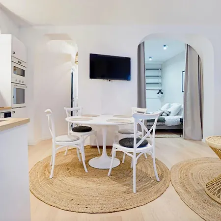 Comfortable And Ideally Located In 15 Paris