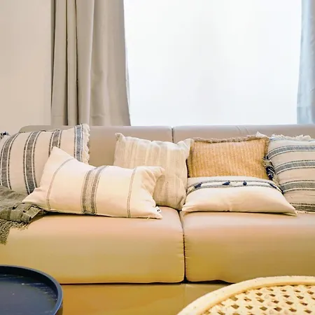 Comfortable And Ideally Located In 15 Apartment