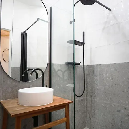 Comfortable And Ideally Located In 15 Apartment *