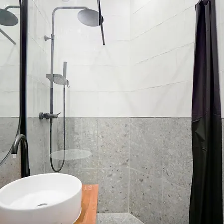 Comfortable And Ideally Located In 15 *
