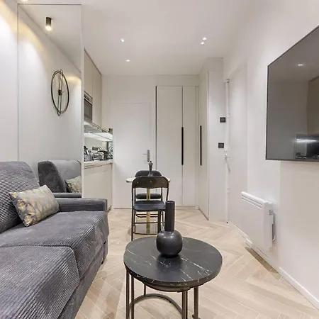 Magnifique Magenta Apartment