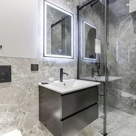 Magnifique Magenta Apartment