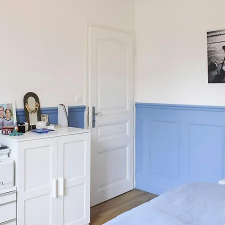 Spacious Family Nest Facing Square Des Epinette Apartament *