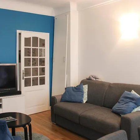 Spacious Family Nest Facing Square Des Epinette Apartament