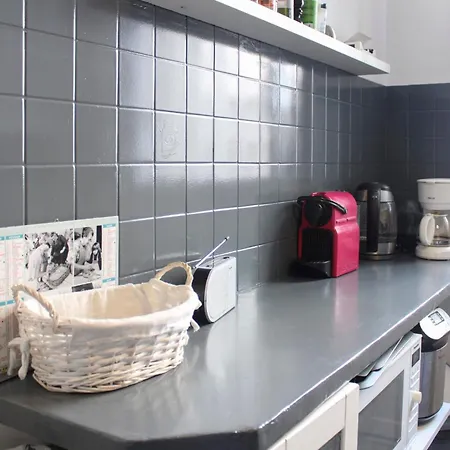 Spacious Family Nest Facing Square Des Epinette Apartament