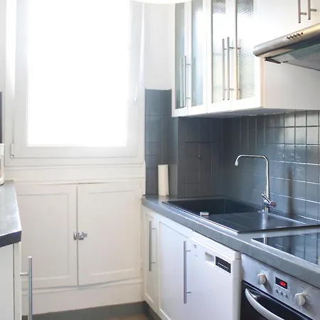 Apartament Spacious Family Nest Facing Square Des Epinette Paryż