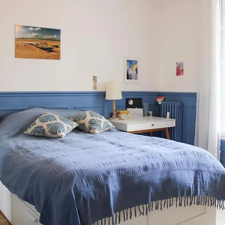 Apartament Spacious Family Nest Facing Square Des Epinette Paryż