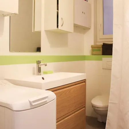 Spacious Family Nest Facing Square Des Epinette Apartament Paryż