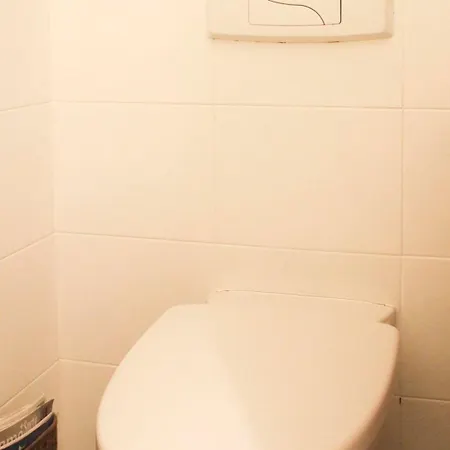 Apartament Spacious Family Nest Facing Square Des Epinette Paryż
