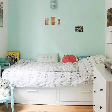 Spacious Family Nest Facing Square Des Epinette Apartament