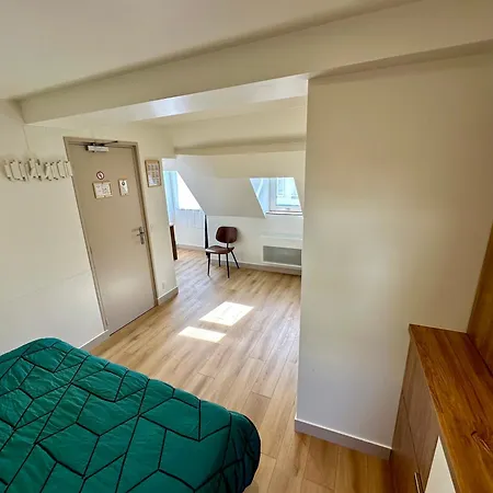 Zora Hotel *