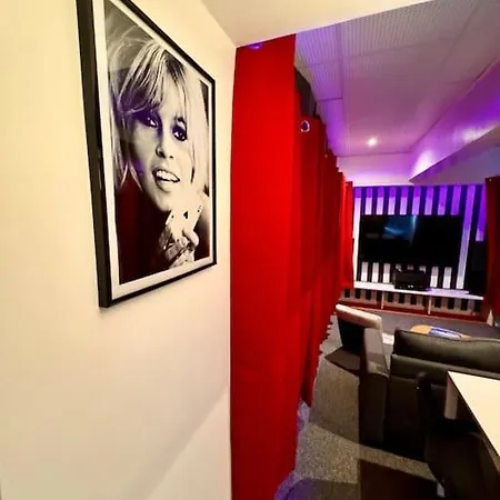 Experience Cinema Immersif Dans Renove Pres De Montmartre * Paris