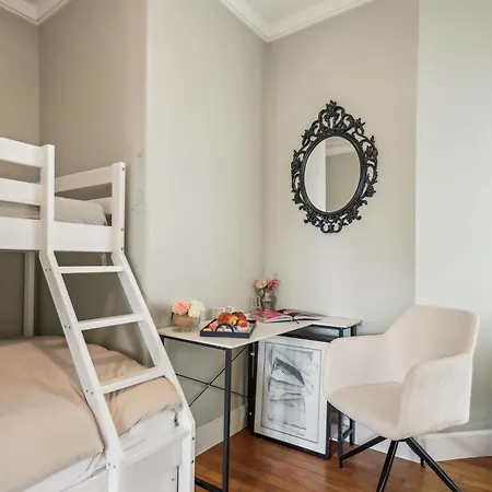 The Eiffel Tower And Seine Views With Balcony - Cityapartmentstay *