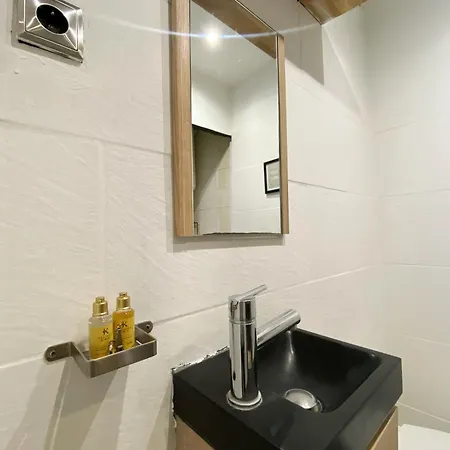Poetic - Cozy In 2nd Apartment *