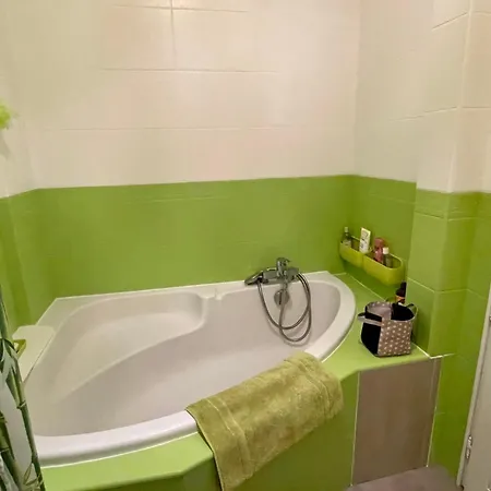 Spacious Family Nest Facing Square Des Epinette Apartament *