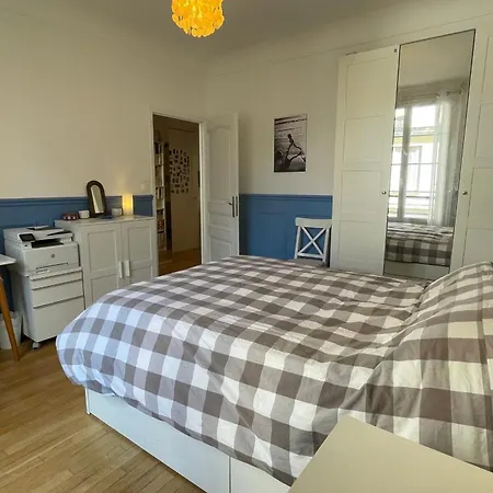 Spacious Family Nest Facing Square Des Epinette Paryż