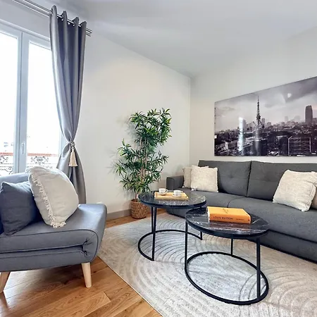 - Buttes Chaumont's Park -entire Flats Paris