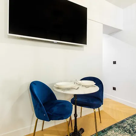 Apartment Chic In The Prestigious Saint Honore Paris