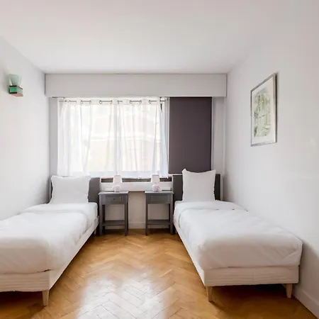 Eiffel Tower - 2br With Balcony - Cityapartmentstay شقة