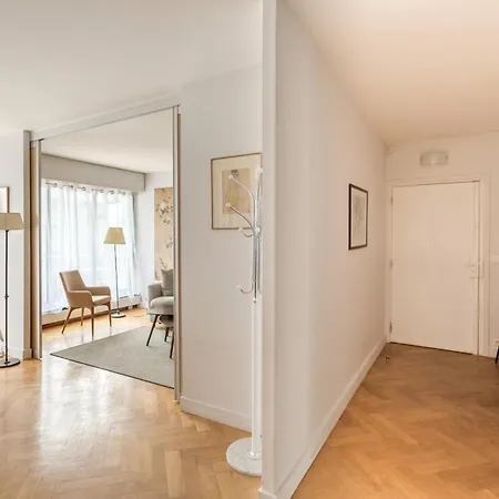 Eiffel Tower - 2br With Balcony - Cityapartmentstay شقة