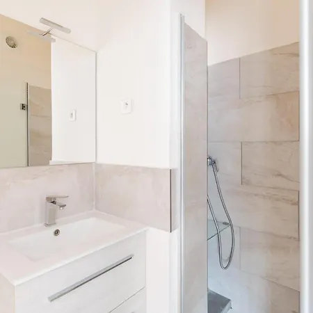 Eiffel Tower - 2br With Balcony - Cityapartmentstay شقة *