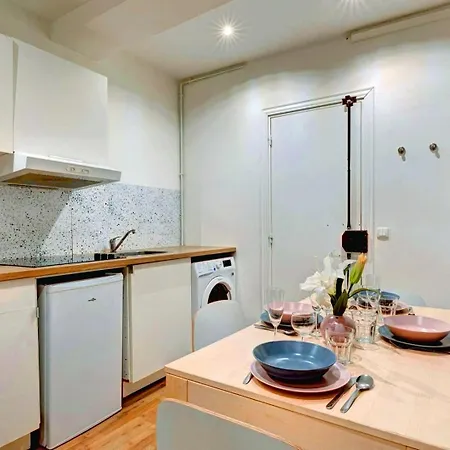 251 Foy - Superb In Paris