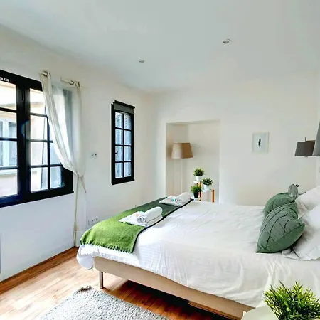 251 Foy - Superb In Paris