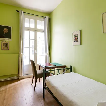 Apartment Veeve - Postcards From The Eiffel Tower