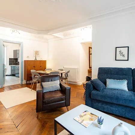 Stylish 2-bedroom Near The Famous Moulin Rouge * Parijs