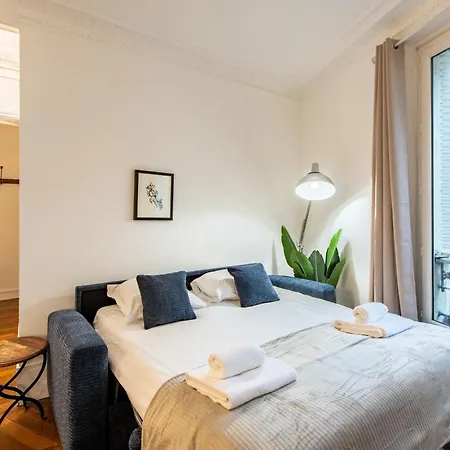 Stylish 2-bedroom Near The Famous Moulin Rouge Apartment