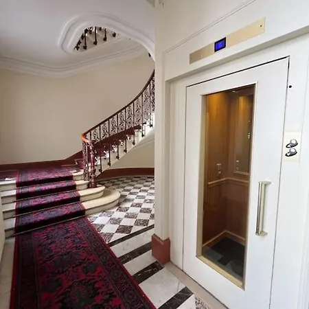 Apartment Studio Champs Elysees Paris