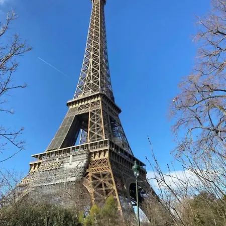 Small Near Eiffel Tower * París