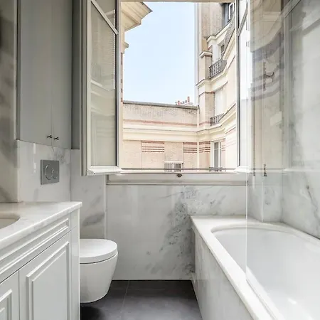 Goodguest- Luxe Trocadero Tour Eiffel 4pax *