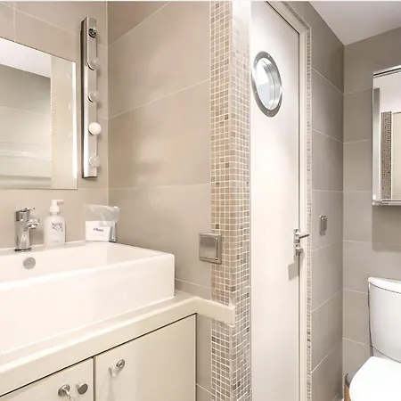 Du Lion/ac Historic Flat, Marais, 4-5 Guests *
