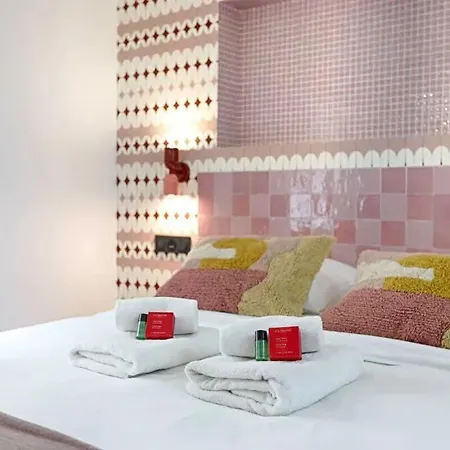 Les Halles - Luxurious & Colorful 4bd For 16 Guest Apartment