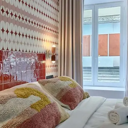 Les Halles - Luxurious & Colorful 4bd For 16 Guest Apartment