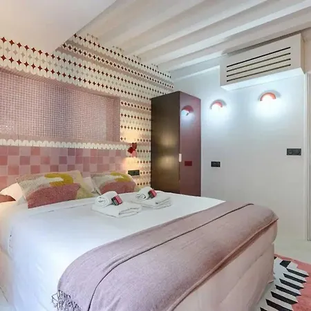 Les Halles - Luxurious & Colorful 4bd For 16 Guest Apartment