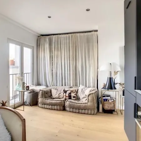 Apartment Design Proche Tour Eiffel Avec Balcon